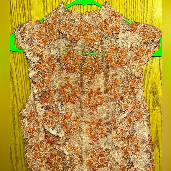 Adorable Lacey ruffled blouse - Picture 3 of 8